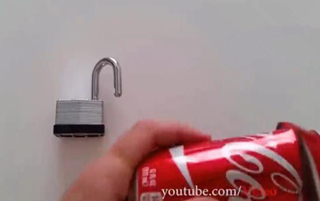 太可怕了!只需一个可乐罐和一把剪刀就能打开一把锁 开锁