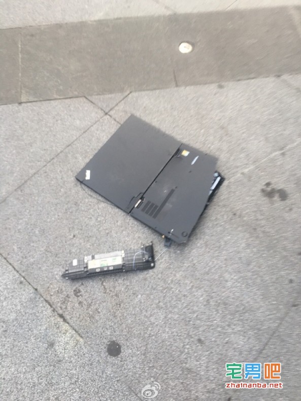 斗鱼tv富二代主播“远洋君”买电脑遭thinkpad员工嘲讽 当场直播怒砸电脑 远洋君 斗鱼tv thinkpad