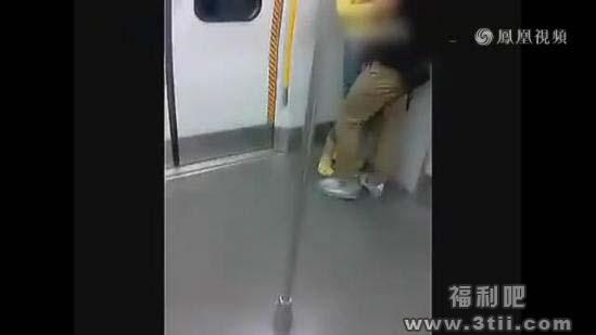女子地铁狂吻男友 难道是因为没钱去宾馆吗 - 壹悠家