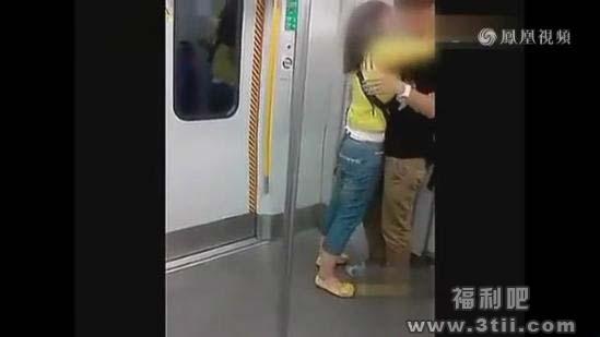女子地铁狂吻男友