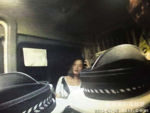 女子撩裙为难交警 不怕你老公去撩妹啊 - 壹悠家