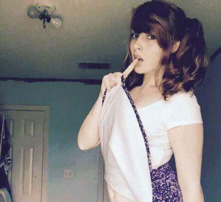 女子撩裙为难交警