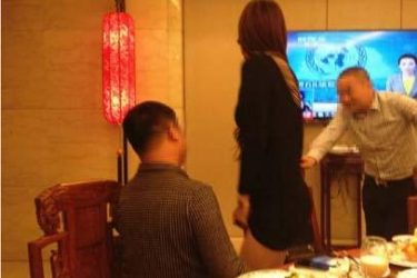 莫露露当场宽衣哺乳 大尺度喂乃照无比低俗[哺乳门事件] - 壹悠家