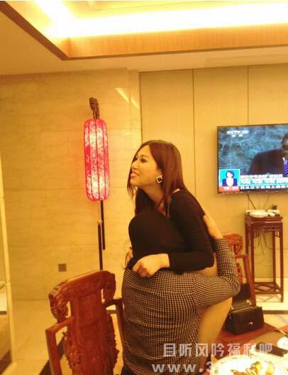 莫露露当场宽衣哺乳