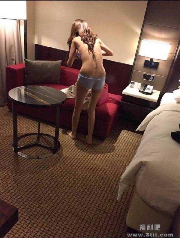 主播街头拉横幅表白马蓉被帅哥街头暴打