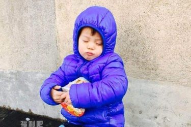 男孩捧方便面睡着 痴汉公交袭胸称想女人 - 壹悠家