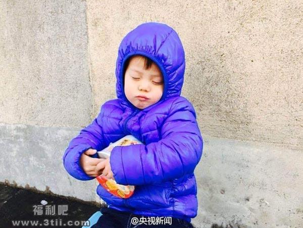 男孩捧方便面睡着 痴汉公交袭胸称想女人 - 壹悠家