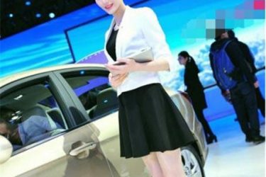 斗鱼女主播又出新花招 直播中取百万现金巨款 - 壹悠家