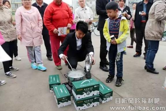 挤乃妹小区门前挤乃 8元一盒遭哄抢