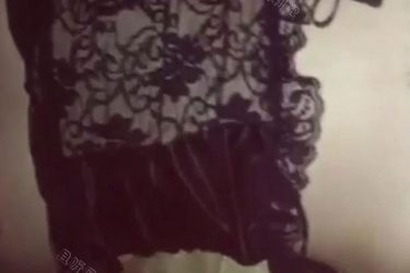 闺蜜吃男友女友看见 女主皮肤白皙还穿着黑丝 - 壹悠家