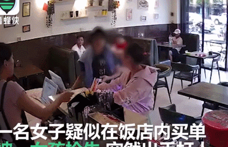 女子疑似插队被黑衣女踹倒暴打狠扇耳光 - 壹悠家