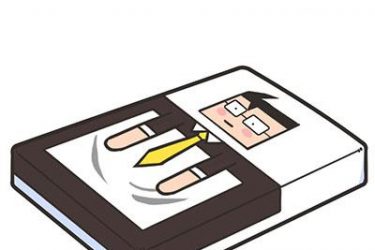 男子车站打亲爹,旁边穿貂的大姐将其痛殴一顿|新闻哥 - 壹悠家