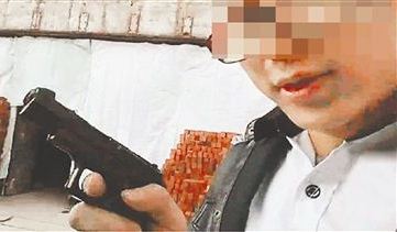 斗鱼主播又作死 PTU警车面前直播变手枪被警察带走 - 壹悠家