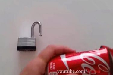 太可怕了！只需一个可乐罐和一把剪刀就能打开一把锁 - 壹悠家