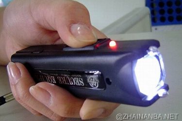 上次解剖响尾蛇的那对儿国外父子现在又开始刀切电击枪了！ - 壹悠家