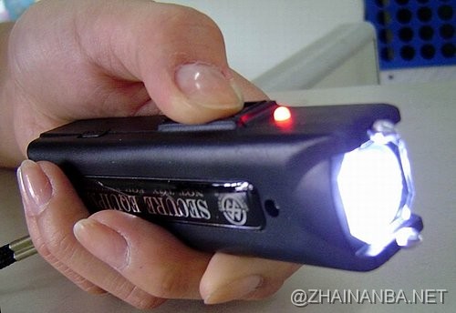 上次解剖响尾蛇的那对儿国外父子现在又开始刀切电击枪了！ - 壹悠家