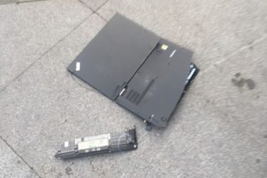 斗鱼tv富二代主播“远洋君”买电脑遭thinkpad员工嘲讽 当场直播怒砸电脑 - 壹悠家