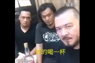 3个男人玩“谁先笑谁喝酒”的游戏，一打开视频我就笑喷了！ - 壹悠家
