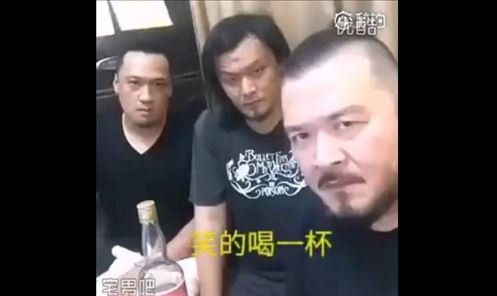 3个男人玩“谁先笑谁喝酒”的游戏，一打开视频我就笑喷了！ - 壹悠家