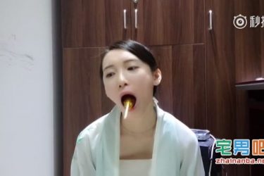 灯泡放嘴里到底能不能拿出来？这个妹子亲自去尝试了！ - 壹悠家