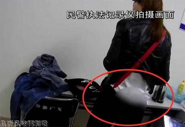 女子地铁站内被人吐痰