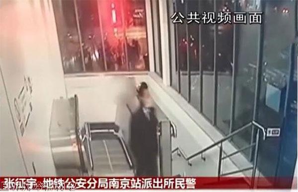 女子地铁站内被人吐痰