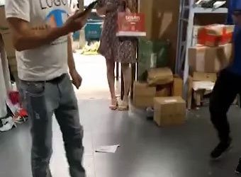 超市老板杜撰少妇与快递小哥的婚外情，你咋不去写小说啊？ - 壹悠家