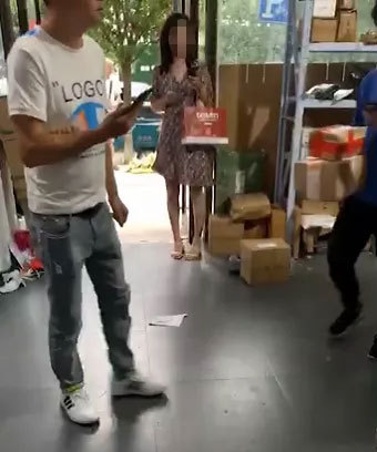 超市老板杜撰少妇与快递小哥的婚外情，你咋不去写小说啊？ - 壹悠家