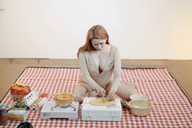 深V妹吃泡面没穿内在美 观看人数破百万 - 壹悠家