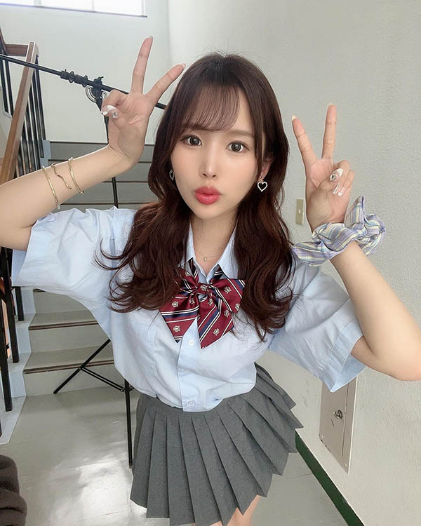 细腰巨乳学生妹《新井里真》精选作品推荐封面及内容欣赏 - 壹悠家